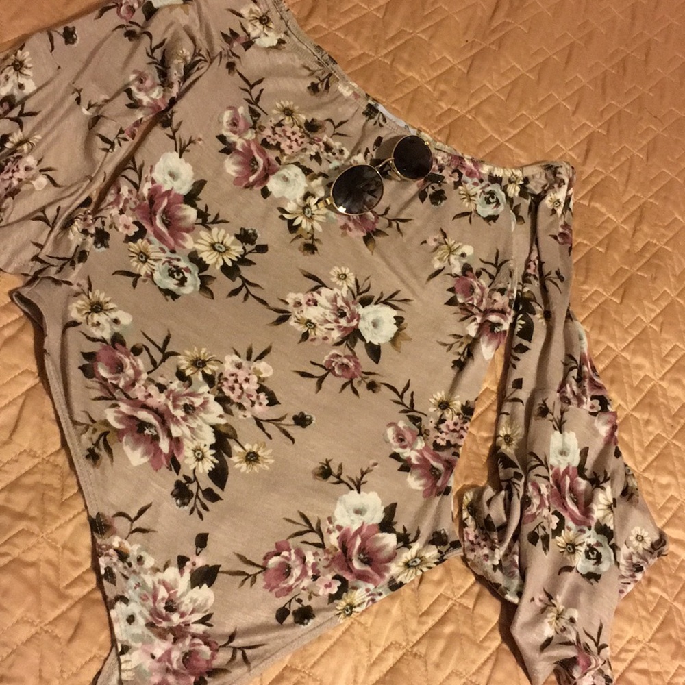 Off the shoulder floral body suit 💓
